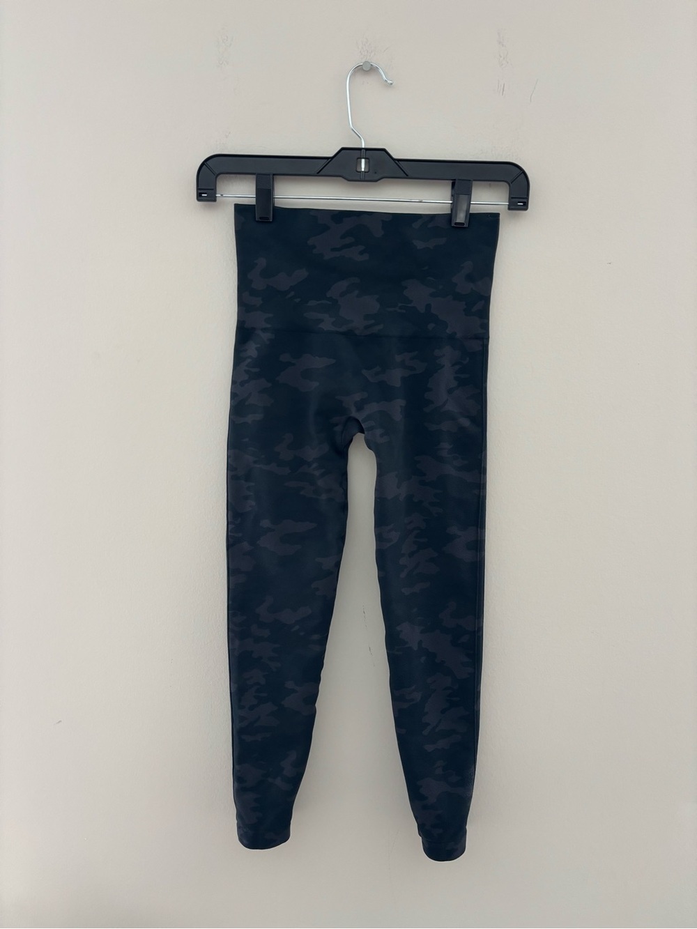 Spanx Look at Me Now Seamless Black Camo High Rise Compression Leggings Women's